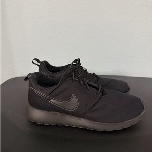 Nike Roshe One Triple Black (GS) 6y
